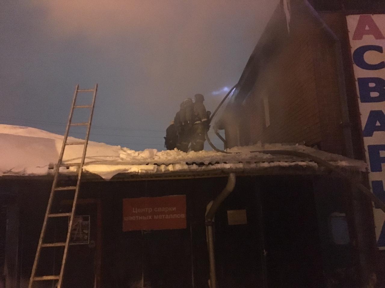Фото Три человека госпитализированы – появились подробности пожара в Новосибирске на улице Волочаевской 2